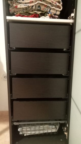 Armario alto estrecho color negro y con cristales