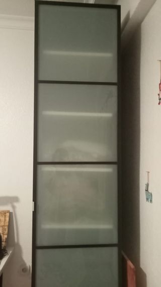 Armario alto estrecho color negro y con cristales