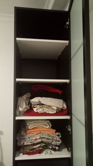 Armario alto estrecho color negro y con cristales