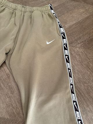 Conjunto Nike chico beige, talla XL y L