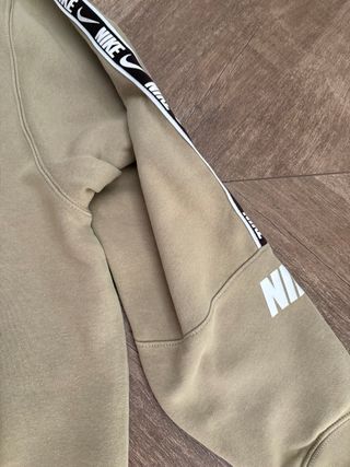 Conjunto Nike chico beige, talla XL y L