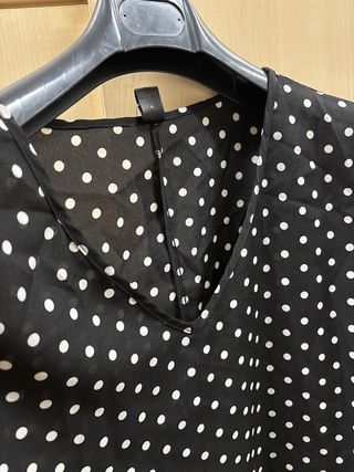 Blusa negra lunares blancos mujer