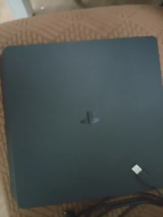 PS4 Slim 1TB + 2 Mandos