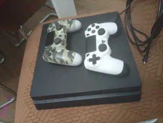 PS4 Slim 1TB + 2 Mandos