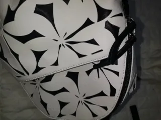 Mochila Desigual Flores Blanca y Negra