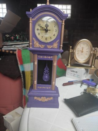 Reloj de sobremesa morado y dorado