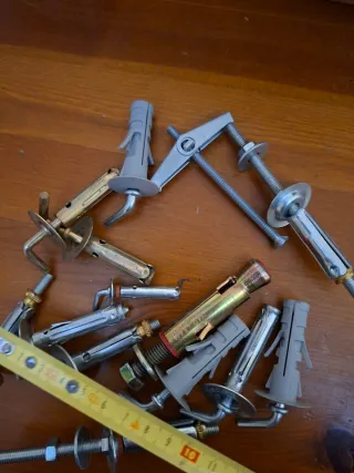 Tasselli assortiti per muro