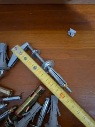 Tasselli assortiti per muro