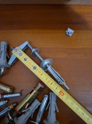 Tasselli assortiti per muro