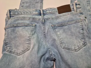 Pantalón vaquero desgastado