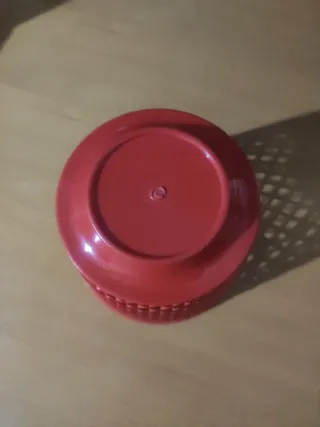 Macetero antiguo de plástico rojo