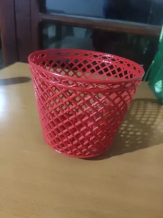 Macetero antiguo de plástico rojo