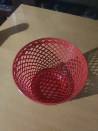 Macetero antiguo de plástico rojo