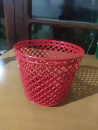 Macetero antiguo de plástico rojo
