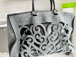 Borsa grande in feltro con intagli