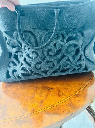 Borsa grande in feltro con intagli