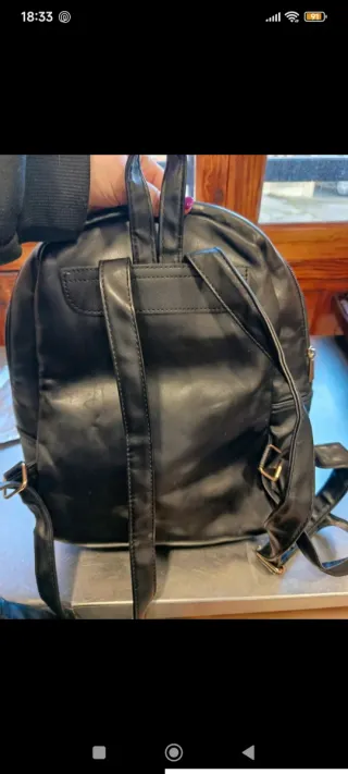 Mochila negra con detalle dorado