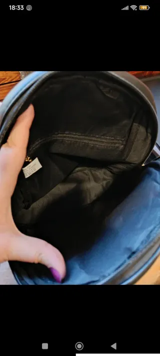 Mochila negra con detalle dorado