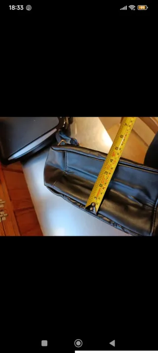 Mochila negra con detalle dorado