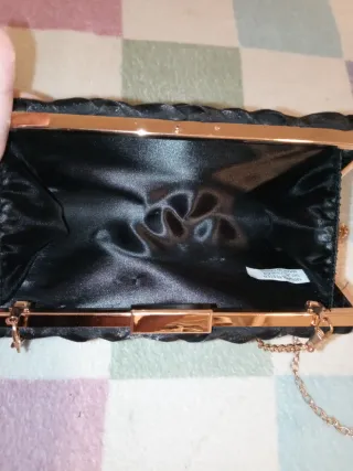 Cartera pequeña negra,cadena, no es de marca