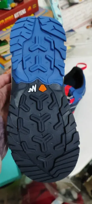 Zapatillas montaña niño azul y rojo