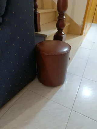 Taburete de piel marrón