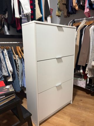 Preciosa cajonera blanca con amplio almacenaje
