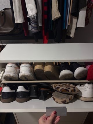 Preciosa cajonera blanca con amplio almacenaje