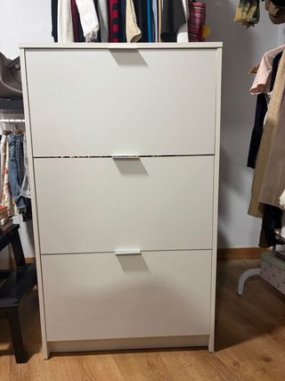 Preciosa cajonera blanca con amplio almacenaje