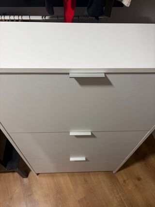 Preciosa cajonera blanca con amplio almacenaje