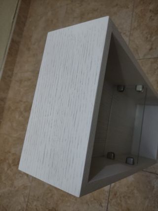 Estantería blanca con cristal