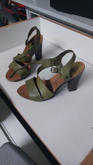 Sandalias de tacón verde nuevas
