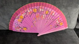 Abanico rosa con detalles dorados