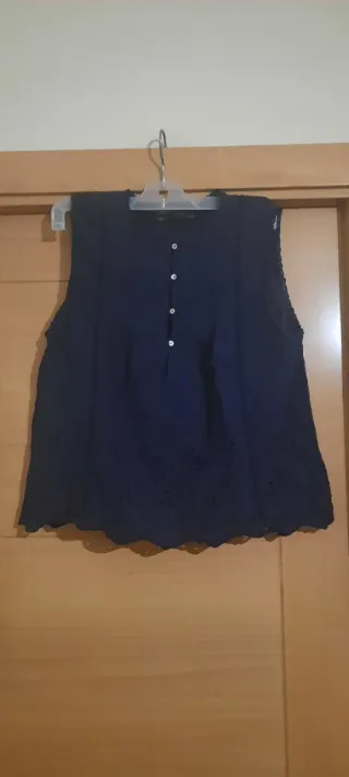 Blusa sin mangas azul marino bordada