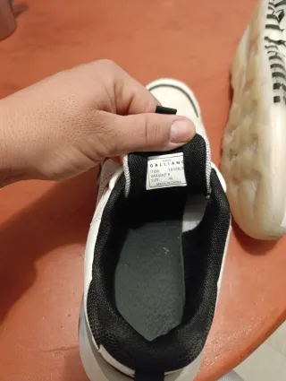 Zapatillas deportivas blancas y negras