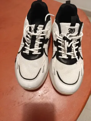Zapatillas deportivas blancas y negras