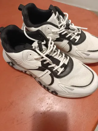 Zapatillas deportivas blancas y negras