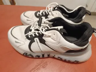 Zapatillas deportivas blancas y negras