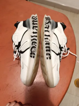 Zapatillas deportivas blancas y negras