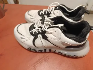 Zapatillas deportivas blancas y negras