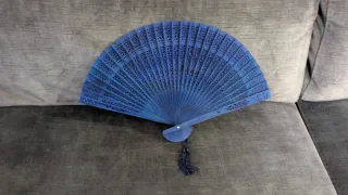 Abanico azul de madera
