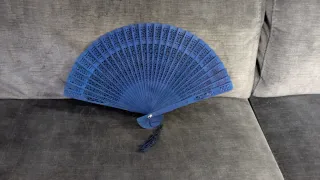 Abanico azul de madera