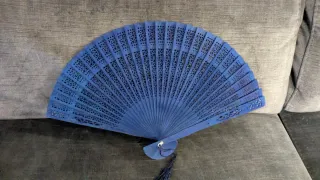 Abanico azul de madera