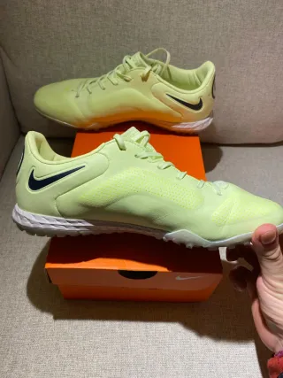 Botas Fútbol Nike Tiempo React Turf.