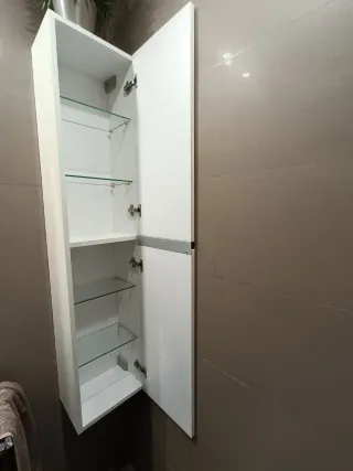Armario de baño blanco con estantes de cristal
