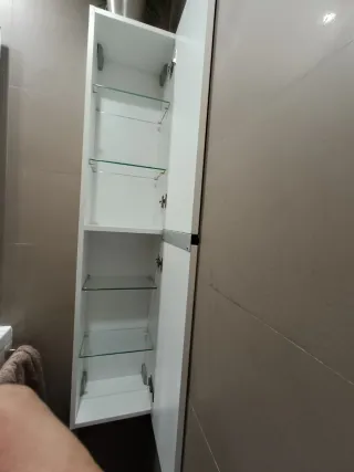 Armario de baño blanco con estantes de cristal