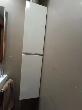 Armario de baño blanco con estantes de cristal