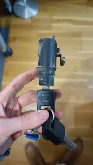 Bombín cerradura maletero SEAT MARBELLA 94'