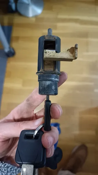 Bombín cerradura maletero SEAT MARBELLA 94'