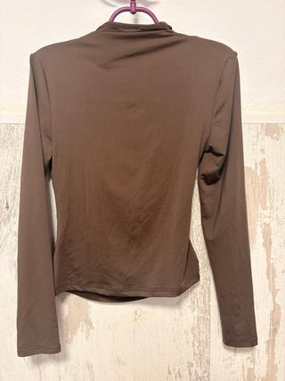 Camiseta marrón manga larga asimétrica
